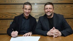 Andrea Berta sidder med en kuglepen i hånden.