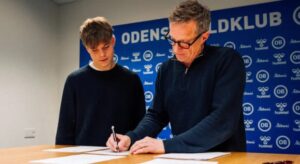 Elias Møller Rasmussen underskriver sin kontrakt i OB.