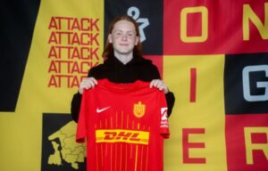 Emilian Gunleifsson med en FCN-trøje.