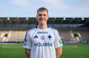 Sebastian Jørgensen poserer på sine nye hjemmebane.