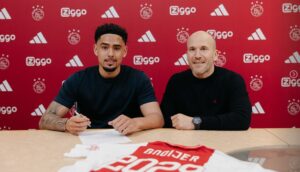 Tristan Gooijer forlænger sin aftale med Ajax.