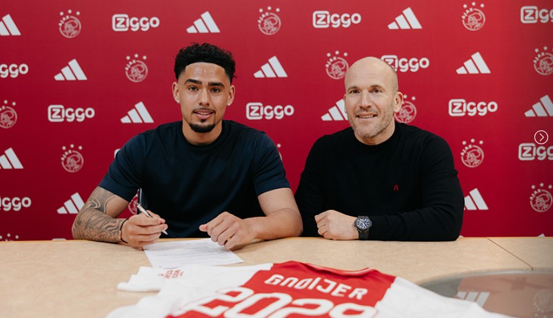 Tristan Gooijer forlænger sin aftale med Ajax.