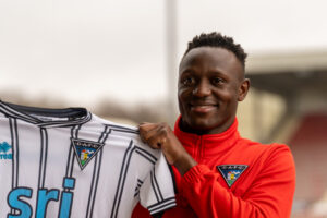 Victor Wanyama med holder en Dunfermline-trøje.