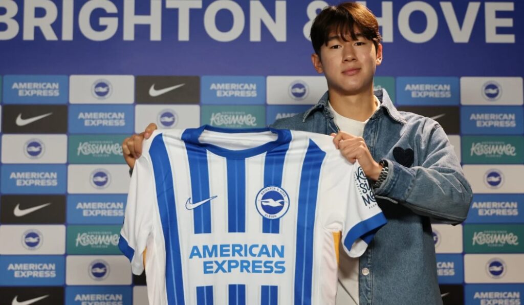 Yoon Doyoung præsenteres som ny spiller i Brighton.