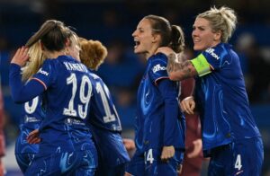 Chelsea-spillerne i klynge.