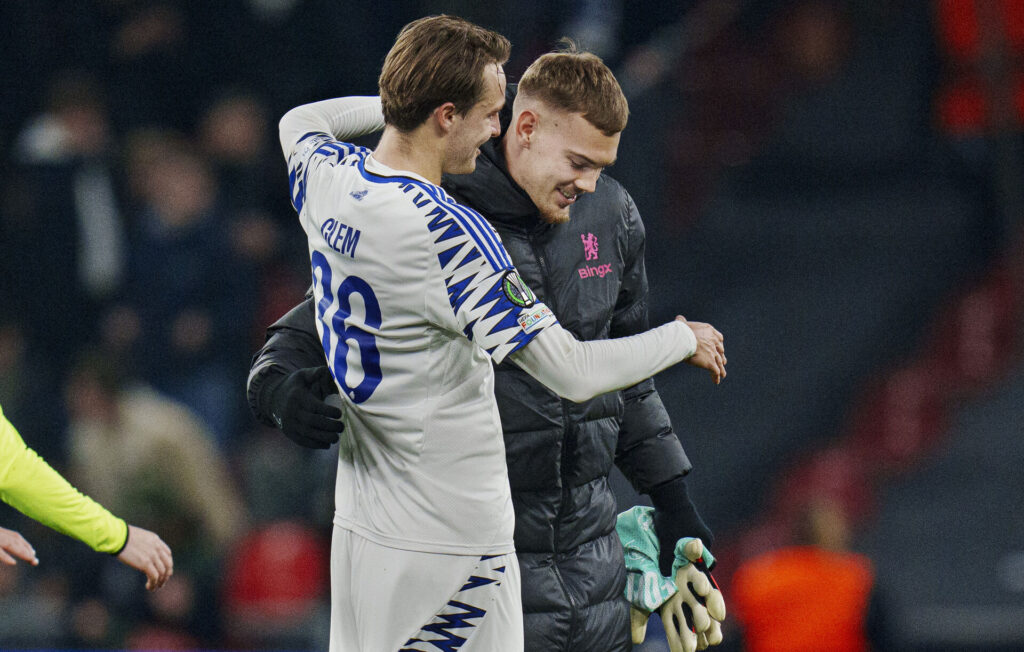 Clem krammer Jørgensen efter FCK mod Chelsea.