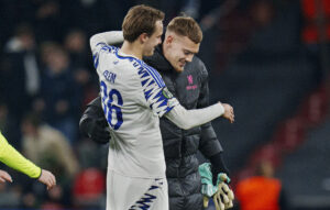 Clem krammer Jørgensen efter FCK mod Chelsea.