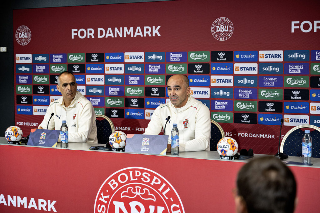 Roberto Martinez på et pressemøde.