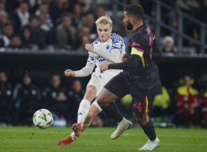 Victor Froholdt i kamp for F.C. København i Conference League mod Chelsea