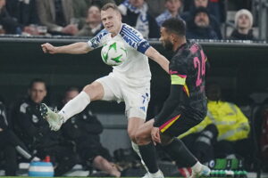 Claesson sparker til bolden i luften.