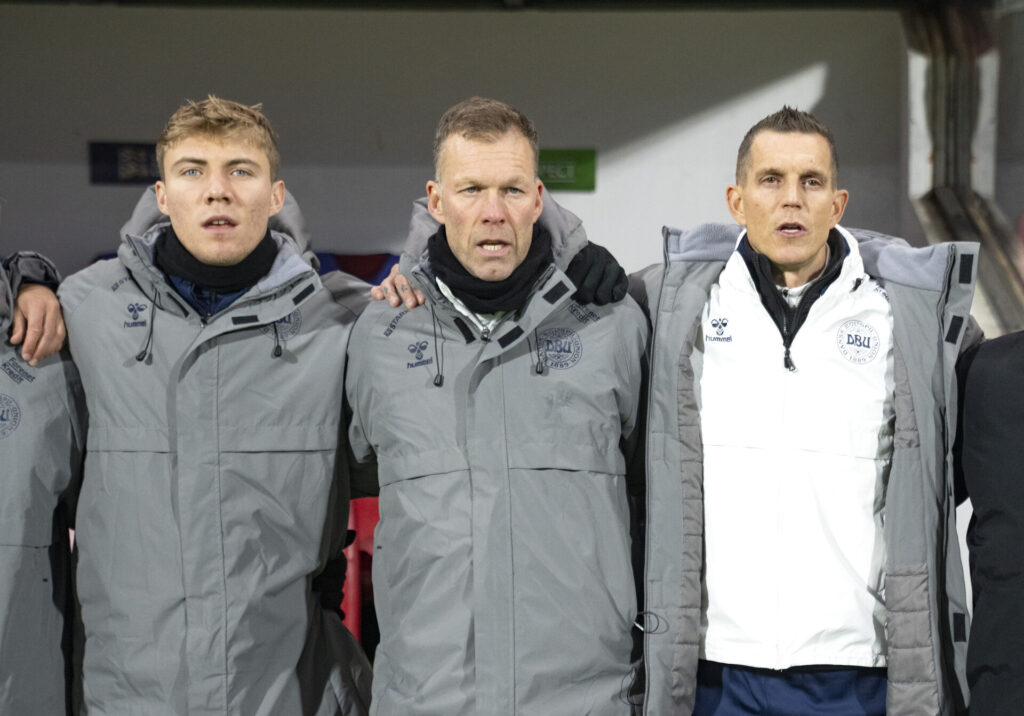 Rasmus Højlund, Morten Wieghorst og Daniel Agger synger med på nationalmelodien.