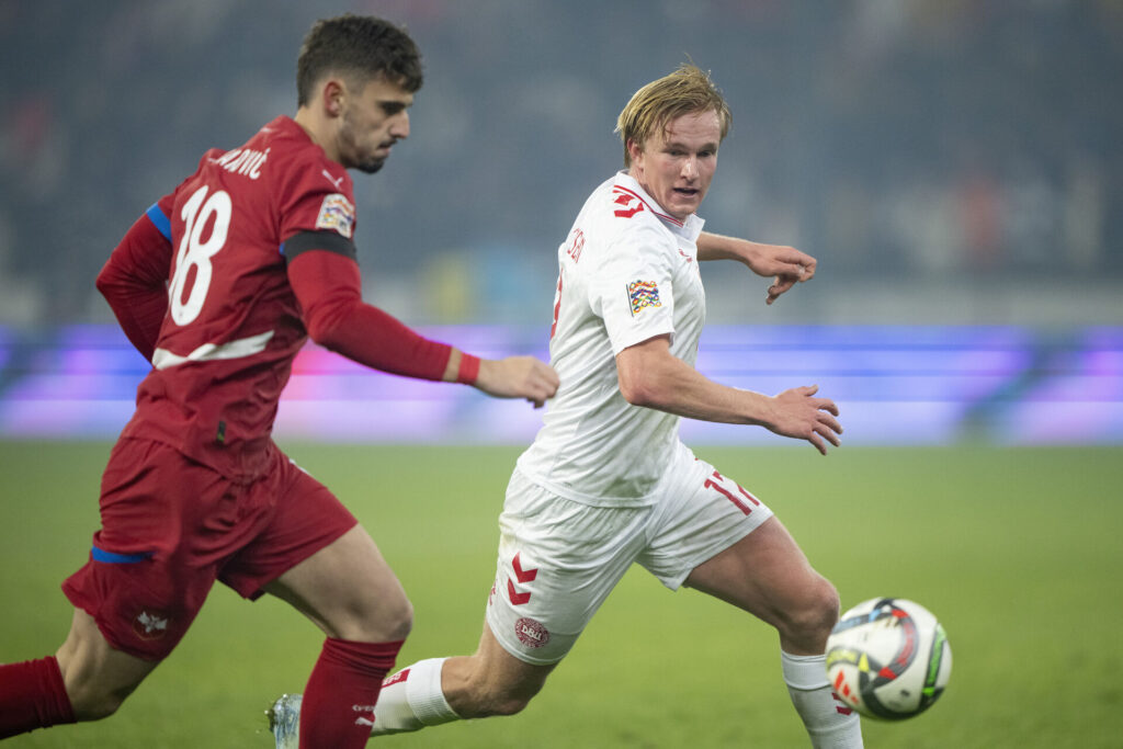 Victor Kristiansen i duel med en serber med øjnene på bolden.