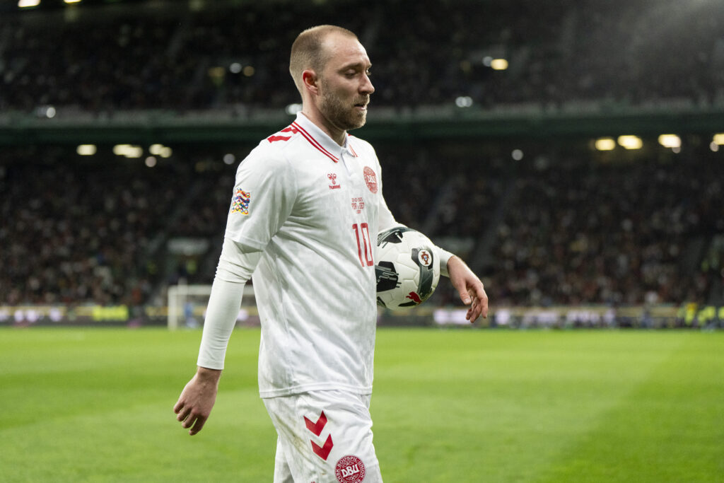 Christian Eriksen forlader banen med bolden under armen.