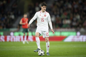 Christian Nørgaard på bolden under Danmarks kamp mod Portugal.