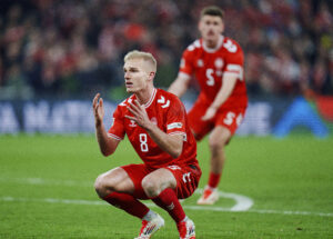 Gustav Isaksen ærgrer sig over en misset chance.