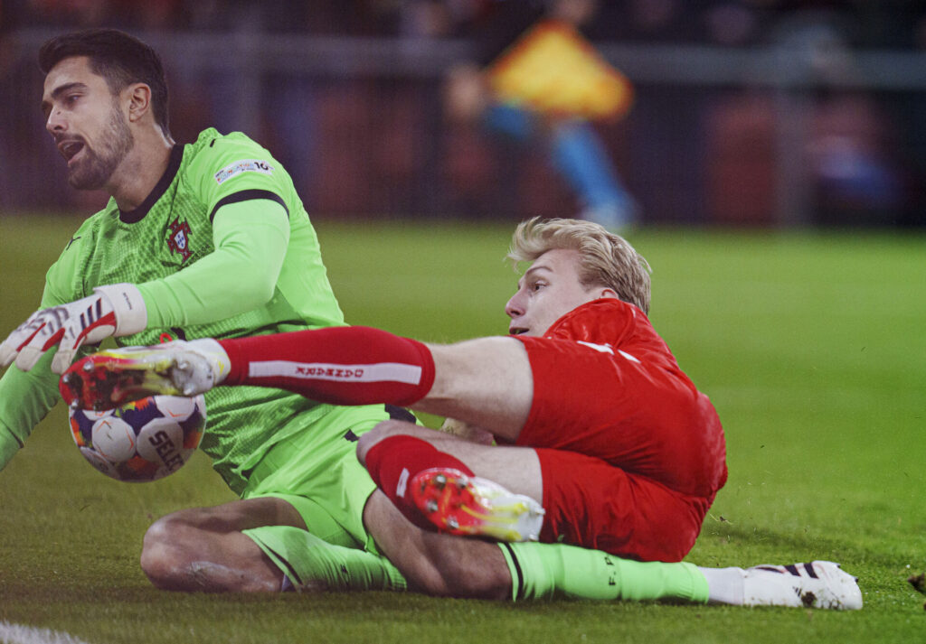 Biereth i nærkamp med Diogo Costa.