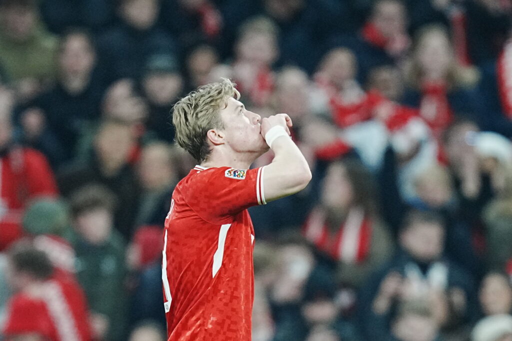 Rasmus Højlund bragte Danmark i front 1-0 og jublede foran de danske fans.