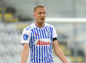 Kasper Larsen slår ud med armene i OB-trøje