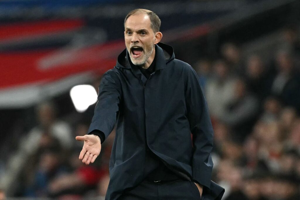 Thomas Tuchel råber og peger på sidelinjen under en landskamp med England