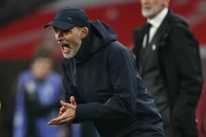 Thomas Tuchel opildner sine spillere.