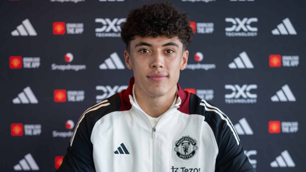 Ethan Wheatley foran en sponsorvæg i Manchester United.