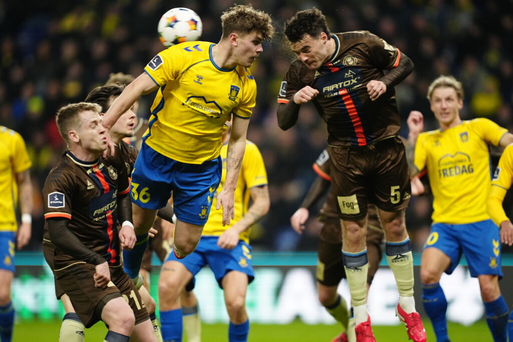 En hovedstødsduel mellem Brøndby og Lyngby-spiller.