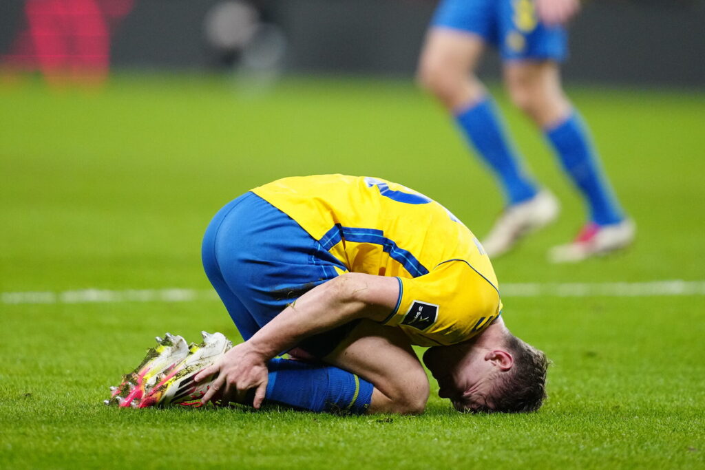 Mathias Kvistgaarden ligger i græsset under Brøndbys kamp mod Lyngby Boldklub.