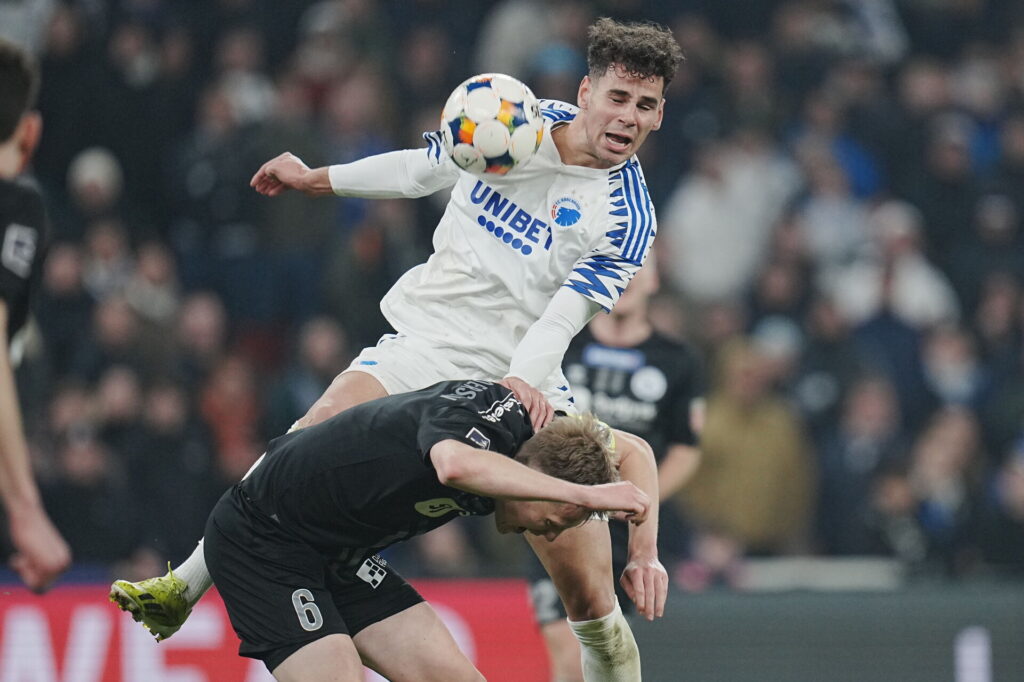 Kamp om bolden i Parken mellem FC København og Sønderjyske.