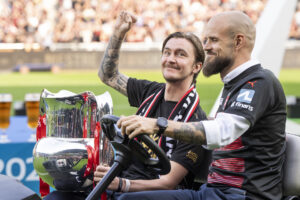 Kristoffer Olsson og Kristian Bach Bak fejrer FC Midtjyllands mesterskab.