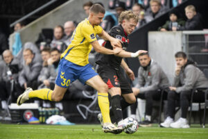 Jordi Vanlerberghe i duel med Oliver Sørensen.