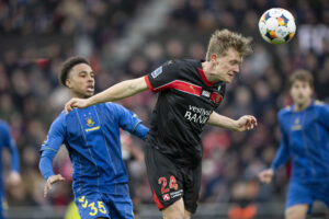 Oliver Sørensen i kamp om bolden