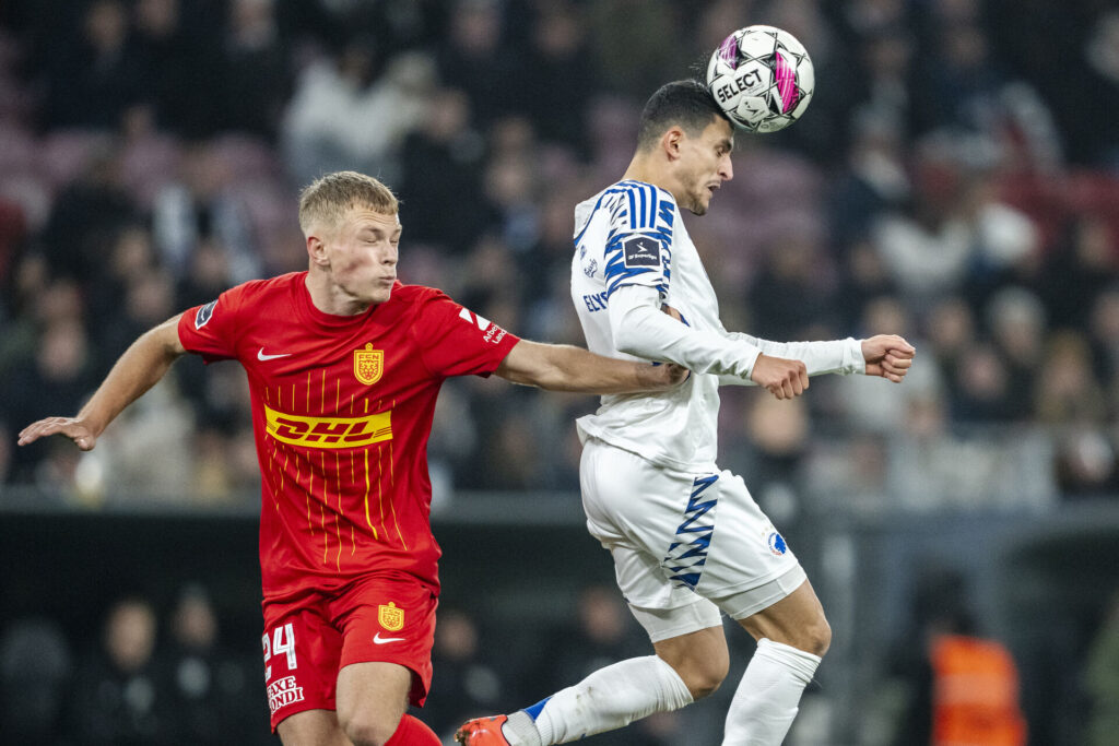 FC Nordsjællands Lucas Høgsberg og FC Københavns Mohamed Elyounoussi under 3F Superliga-kampen mellem FC København og FC Nordsjælland i Parken i København, mandag den 2. december 2024