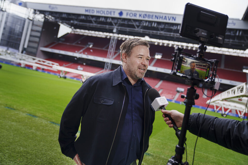 Jacob Lauesen i færd med at afgive interview.