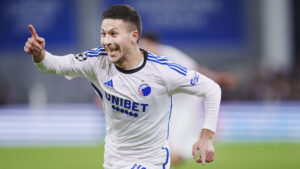 Roony Bardghji fejrer med en finger i vejret en scoring.