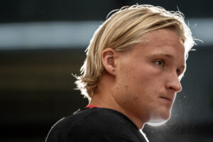 Kasper Dolberg kigger til højre.