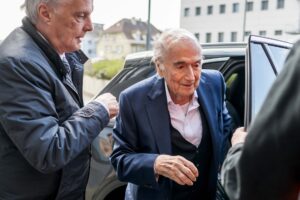 Sepp Blatter ankommer til retten.