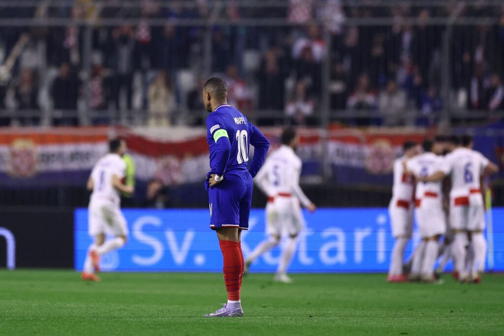 Kylian Mbappe kigger på de kroatiske spiller, der jubler.