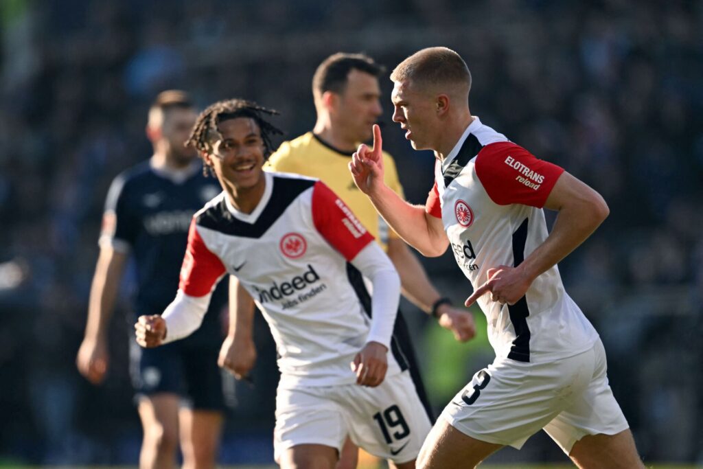 Rasmus Nissen Kristensen fejrer en scoring for Eintracht Frankfurt.