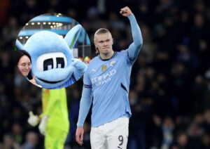 Erling Haaland i kollage med Manchester Citys maskot Moonbeam.