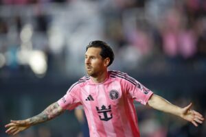 Messi har armene ude til siden.