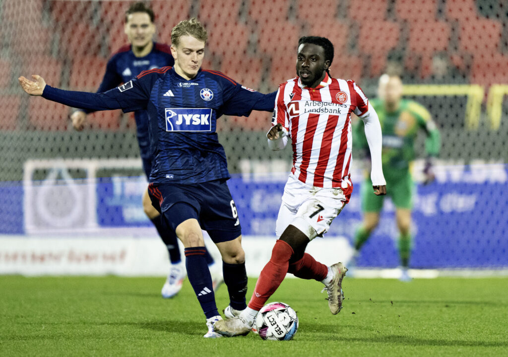 Jubril Adedeji fra AaB mod Pelle Mattsson fra Silkeborg IF