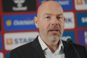 Brian Riemer udtager på pressemødet sit landshold