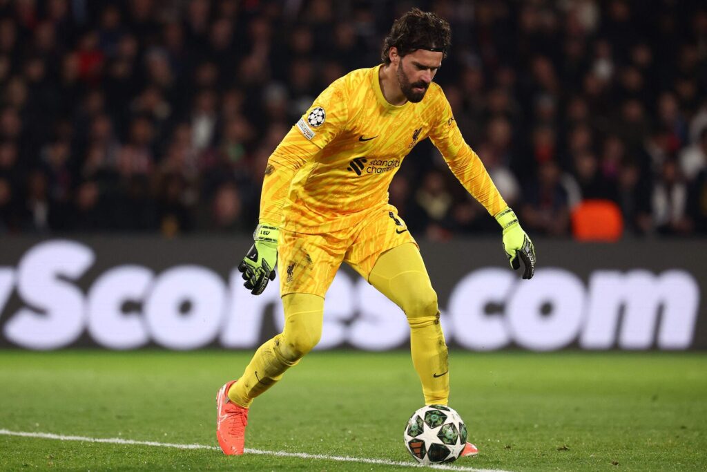 Alisson Becker i kamp for Liverpool