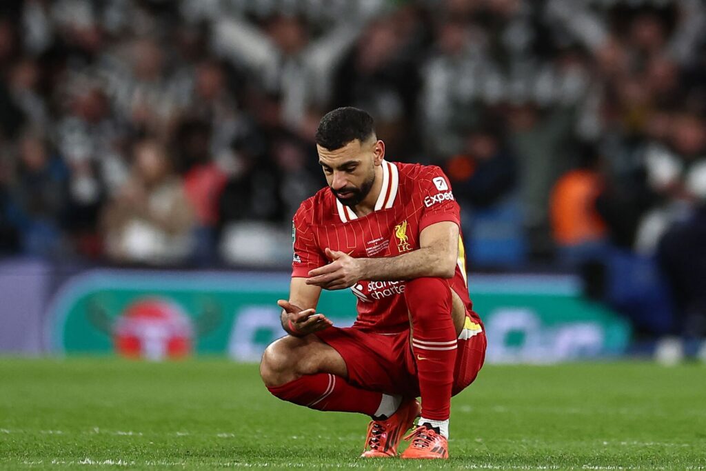 Mohamed Salah sidder på hug i Liverpool-trøjen efter deres Carabao Cup-finalenederlag til Newcastle.