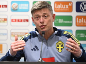 Jon Dahl Tomasson på pressemødet forud for Luxembourg-kampen.