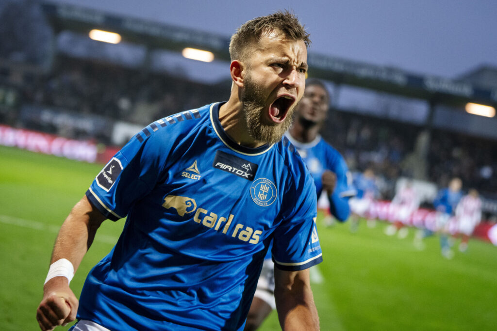 Frederik Gytkjær fejrer en scoring for Lyngby Boldklub.