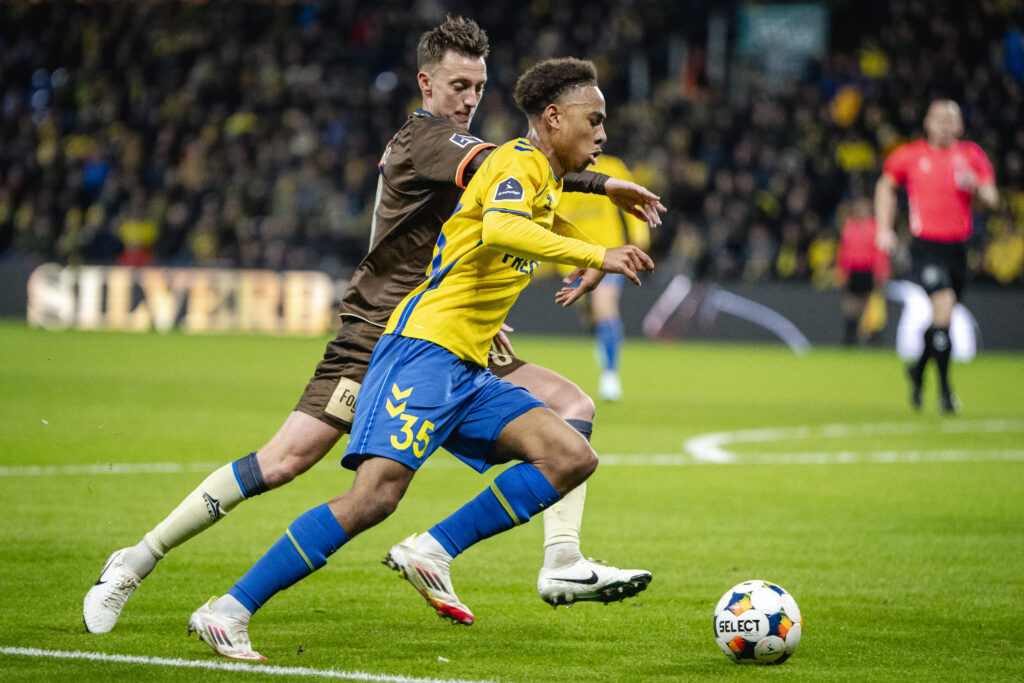 Brøndby IF's Noah Nartey i duel med Lyngby BK's Mathias Hebo.