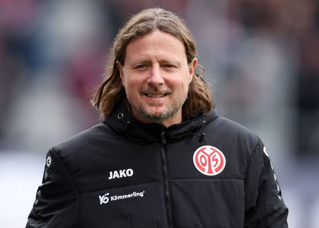 Bo Henriksen går iført Mainz-jakke