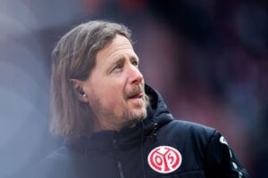 Henriksen kigger ud på tribunerne