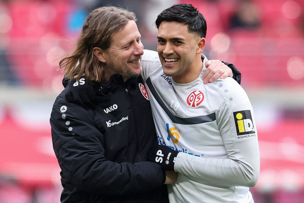 Bo Henriksen og Nadiem Amiri har armene om hinanden.